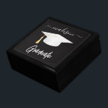 Gepersonaliseerd Afstuderen Cadeaudoosje<br><div class="desc">Afstuderen Gift Box klaar voor u om te personaliseren. ✔ OPMERKING: WIJZIG ALLEEN DE BENODIGDE SJABLOON GEBIEDEN! 😀 Indien nodig, kunt u de tekst verwijderen en beginnen met het opnieuw toevoegen van elke gewenste tekst en lettertype. 📌Als u meer aanpassingen nodig hebt, klikt u op de knop "Klik om verder...</div>