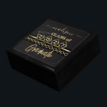 Gepersonaliseerd Afstuderen - Zwart & Goud Cadeaudoosje<br><div class="desc">Afstuderen Gift Box klaar voor u om te personaliseren. De achtergrondkleur kan ook worden veranderd. ✔ OPMERKING: WIJZIG ALLEEN DE BENODIGDE SJABLOON GEBIEDEN! 😀 Indien nodig, kunt u de tekst verwijderen en beginnen met het opnieuw toevoegen van elke gewenste tekst en lettertype. 📌Als u meer aanpassingen nodig hebt, klikt u...</div>
