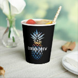Gepersonaliseerd anananas Tropische familievakanti Papieren Bekers<br><div class="desc">Een zonneklaar zee uitzicht door een ananas. Pas dit aan de gelegenheid aan door de tekst "Neef Crew" te wijzigen. Ideaal voor vakanties als familie,  bruiloften,  douches en alle feestelijkheden! Bekijk onze overeenkomende objecten in dit collectie.</div>