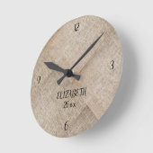 Gepersonaliseerd beige faux linnen ronde klok (Hoek)
