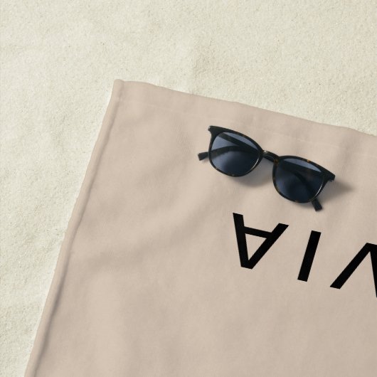 Gepersonaliseerd beige monogram strandlaken (In situ)