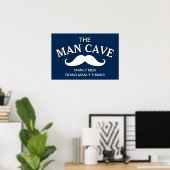 Gepersonaliseerd Blauw Funny Man Cave Sign Poster (Thuiskantoor)