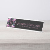 Gepersonaliseerd bloemig roze zwart monogram bureau naambordje (Voorkant)