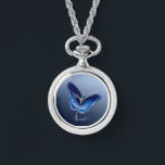 Gepersonaliseerd Blue Butterfly Ketting horloge<br><div class="desc">Voeg een naam,  datum,  schriftvers of citaat toe die u blij maakt met dit elegante blauw vlinder ketting horloge.</div>