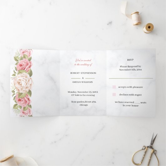 Gepersonaliseerd bruiloft Elegant Roos Flower Drieluik Uitnodiging (Binnen)