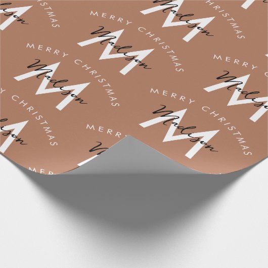 Gepersonaliseerd bruin vrolijk kerstrood monogram cadeaupapier (Hoek)