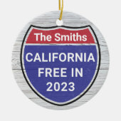 Gepersonaliseerd Californië Gratis in 2023 Kerstmi Keramisch Ornament (Voorkant)