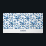 Gepersonaliseerd chique  blauw Roos bloemig Bureaumat<br><div class="desc">Elegant en chique -geïnspireerd naadloos bloemmotief met tone-on-tone blauwe rozen,  wijnstokken,  gebladerte en anjers op een witte achtergrond. Inclusief blanco band voor jouw naam of monogram.</div>