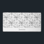 Gepersonaliseerd chique  grijs Roos bloemig Bureaumat<br><div class="desc">Elegant en chique -geïnspireerd naadloos bloemmotief met tone-on-tone zilver/grijze rozen,  wijnstokken,  gebladerte en anjers op een witte achtergrond. Inclusief lege band en bewerkbaar tekstveld voor uw personalisatie.</div>