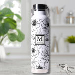 Gepersonaliseerd chique zwart wit monogram waterfles<br><div class="desc">Voeg een vleugje chique elegantie toe aan uw dagelijkse routine met deze stijlvolle waterfles, met een gepersonaliseerd monogram en een naam in een chique vierkant detail. Het flesje toont een prachtig botanisch bloemmotief, waardoor je een gevoel van natuur en lente krijgt tijdens je hydratatie. De combinatie van gedurfd schreeflettertype en...</div>