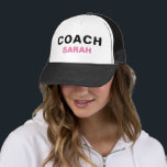 Gepersonaliseerd Coach roze zwart gebold Pet Pet<br><div class="desc">Het Pet van het Pet van de veiligheid met Roze & Zwarte Vette Tekst. Ideaal voor veel sport,  zoals gymnast-atletiek,  tennis,  netball,  zwemmen,  voetbal,  ijshockey,  football,  tafeltennis,  volleybal,  basketbal,  hockey,  gymnastiek,  honkbal,  worstelen,  volleybal en softbal.</div>