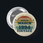 Gepersonaliseerd Dertig vintages 30ste verjaardags Ronde Button 5,7 Cm<br><div class="desc">U kunt wat originaliteit toevoegen met deze limited edition, premium kwaliteit en origineel, stijlvol, retro en uiterlijk verjaardagsgrafisch ontwerp met een cool typografie lettertype. Dit is een geweldig cadeau-idee voor mannen, vrouwen, echtgenoten, vrouwen, vriendinnen en vriendjes die dol zijn op dit unieke kunstwerk - een uniek en leuk vakantiegift voor...</div>