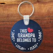 Gepersonaliseerd Deze opa behoort tot Aangepaste N Sleutelhanger (Voorkant)