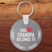 Gepersonaliseerd Deze opa behoort tot Aangepaste N Sleutelhanger (Voorkant)