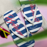 Gepersonaliseerd dienstmeisje van de Honor Navy en Teenslippers<br><div class="desc">Navy Blue White en roze Stripes Patroon - Wijzigen in om het even welke kleur door op Aanpassen te klikken. En zeg alles wat je maar wilt. Maak deze van een soort teenslipper met UW bericht op hen. Wees het praatje over het strand!</div>
