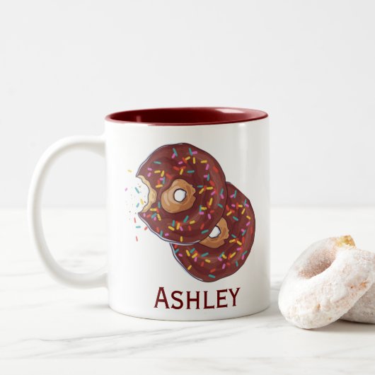 Gepersonaliseerd dubbelchocolade donut met sprinke tweekleurige koffiemok (Met donut)
