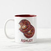 Gepersonaliseerd dubbelchocolade donut met sprinke tweekleurige koffiemok (Links)
