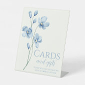 Gepersonaliseerd Dusty Blue Wildflower Vrijgezelle Reclamebord Met Voetstuk (Voorkant)