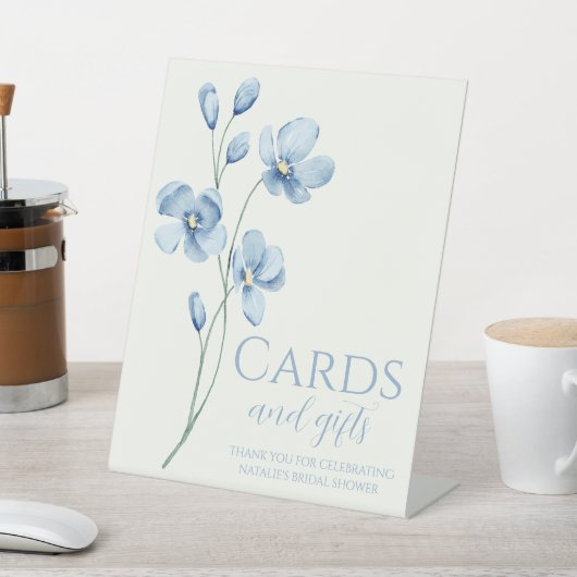 Gepersonaliseerd Dusty Blue Wildflower Vrijgezelle Reclamebord Met Voetstuk (Insitu)