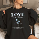 Gepersonaliseerd Dusty Blue Wildflower Vrijgezelle Trui<br><div class="desc">Maak je klaar om in stijl te vieren met ons gepersonaliseerde Dusty Blue Wildflower Vrijgezellenfeest Sweatshirt! Deze sweatshirts zijn ontworpen voor haar bruidsfeestje en hebben een prachtige botanische print van wilde bloemen in een zacht stoffige blauwe tint. Perfect voor een lente- of zomerbruiloft, deze sweatshirts belichamen de schoonheid van de...</div>