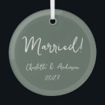 Gepersonaliseerd echtpaar Handgeschreven Groen Glas Ornament<br><div class="desc">Vier je eerste kerst als een getrouwd stel met dit gepersonaliseerde boho green glass ornament. Met een charmant handgeschreven script, toont dit ornament prachtig de namen van de bruid en bruidegom, samen met het jaar. De aardse groene toon voegt een vleugje natuurlijke elegantie toe, waardoor het een perfecte herinnering is...</div>