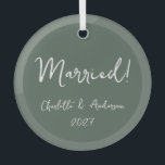 Gepersonaliseerd echtpaar Handgeschreven Groen Glas Ornament<br><div class="desc">Vier je eerste kerst als een getrouwd stel met dit gepersonaliseerde boho green glass ornament. Met een charmant handgeschreven script, toont dit ornament prachtig de namen van de bruid en bruidegom, samen met het jaar. De aardse groene toon voegt een vleugje natuurlijke elegantie toe, waardoor het een perfecte herinnering is...</div>