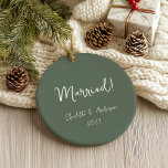 Gepersonaliseerd echtpaar Handgeschreven Groen Keramisch Ornament<br><div class="desc">Vier je eerste kerst als een getrouwd stel met dit gepersonaliseerde boho groene keramische ornament. Met een charmant handgeschreven script, toont dit ornament prachtig de namen van de bruid en bruidegom, samen met het jaar. De aardse groene toon voegt een vleugje natuurlijke elegantie toe, waardoor het een perfecte herinnering is...</div>