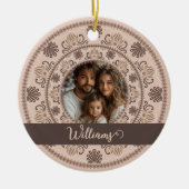Gepersonaliseerd Familieportret Warm Neutrals Mand Keramisch Ornament (Voorkant)