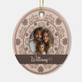 Gepersonaliseerd Familieportret Warm Neutrals Mand Keramisch Ornament (Links)