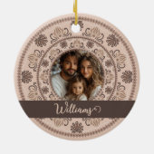Gepersonaliseerd Familieportret Warm Neutrals Mand Keramisch Ornament (Achterkant)