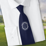 Gepersonaliseerd gat in één marineblauw Golfnek Stropdas<br><div class="desc">Met een oud stempel-effect klassiek retrodesign. Pas de naam,  het nummer van de locatie en de datum van de opening aan om een groot hoopje te creëer om dat fantastische gat in één te vieren. U kunt de achtergrond aanpassen aan uw favoriete kleur. Ontworpen door: Thisnotme©</div>