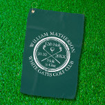 Gepersonaliseerd gat in One Emerald Green Golfhanddoek<br><div class="desc">Met een oud stempel-effect klassiek retrodesign. Pas de naam,  het nummer van de locatie en de datum van de opening aan om een groot hoopje te creëer om dat fantastische gat in één te vieren. Ontworpen door: Thisnotme©</div>
