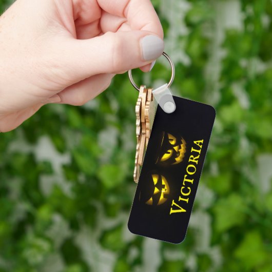 Gepersonaliseerd geel op zwarte, crème pompoen gez sleutelhanger (Hand)