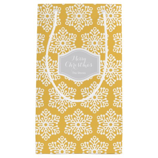 Gepersonaliseerd geel sneeuwvlokpatroon met gele k klein cadeauzakje (Voorkant)