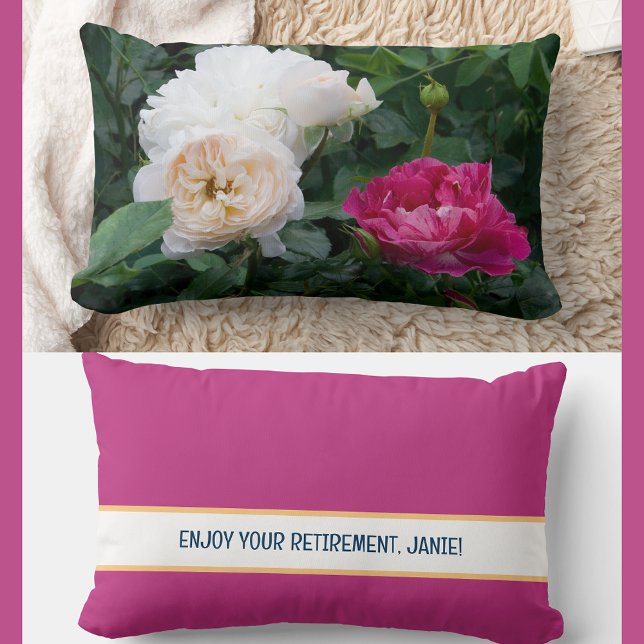 Gepersonaliseerd Geniet van uw pensioen collega Ro Kussen (Modern, elegant Enjoy Your Retirement personalized pillow. Photo of cream & streaked pink roses)