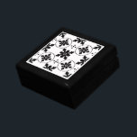 Gepersonaliseerd geometrisch patroon zwart wit cadeaudoosje<br><div class="desc">Een stijlvolle moderne geometrische quatrefotolie met zwart en wit patroon,  gelakte sieraden of keepomwille houtdoos met een stijlvol,  modern decoratief keramisch tegeldeksel. Voeg je initialen toe.</div>