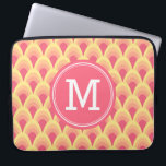 Gepersonaliseerd geometrisch roze zwart monogram laptop sleeve<br><div class="desc">Deze stijlvolle, monogrammed laptophoes is voorzien van een uniek geometrisch patroon in tinten van wazige roze. Pas het aan door de placeholder tekst te vervangen. Klik op de knop "Aanpassen" voor meer opties zoals het wijzigen van het lettertype en het formaat ervan. *Gelieve te merken op dat het Zazzle Watermerk...</div>