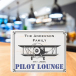 Gepersonaliseerd geschenk, Cool Airplane Pilot Lou Houten Kist Print<br><div class="desc">Naam van de familie, Vliegtuig met Est. datum en Tekst 'PILOT LOUNGE', Gepersonaliseerde Houten Doos Teken. Het ontwerp is voorzien van een eenvoudig, minimalistisch bord met een zwarte omtrek op de grens, de naam van de familie, een afbeelding van een tweedekker vliegtuig, een vastgestelde datum en de tekst 'PILOT LOUNGE'....</div>