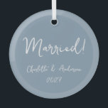Gepersonaliseerd getrouwd stel handgeschreven blau glas ornament<br><div class="desc">Vier je eerste kerst als getrouwd stel met dit gepersonaliseerde boho stoffige blauw glazen ornament. Met een charmant handgeschreven script, toont dit ornament prachtig de namen van de bruid en bruidegom, samen met het jaar. De aardse blauwe toon voegt een vleugje natuurlijke elegantie toe, waardoor het een perfecte herinnering is...</div>