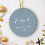 Gepersonaliseerd getrouwd stel handgeschreven blau keramisch ornament<br><div class="desc">Vier je eerste kerst als getrouwd stel met dit gepersonaliseerde boho stoffige blauw keramisch ornament. Met een charmant handgeschreven script, toont dit ornament prachtig de namen van de bruid en bruidegom, samen met het jaar. De aardse blauwe toon voegt een vleugje natuurlijke elegantie toe, waardoor het een perfecte herinnering is...</div>