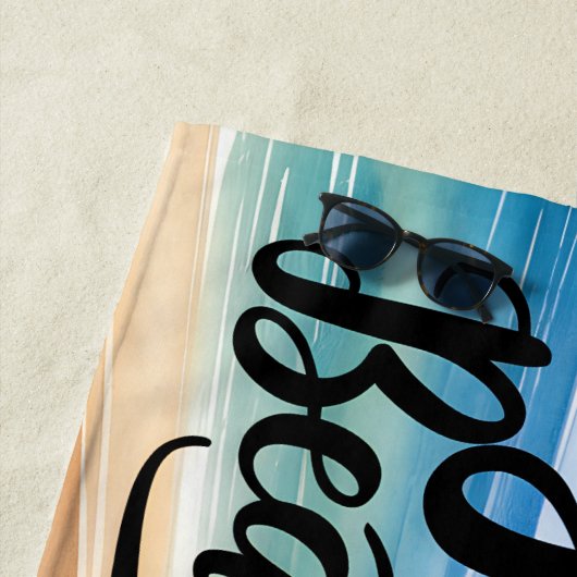 Gepersonaliseerd, gewoon een meisje dat van strand strandlaken (In situ)