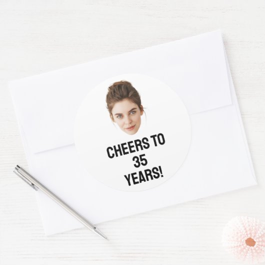 Gepersonaliseerd gezicht 20e 30e 40e 50 verjaardag ronde sticker (Envelop)