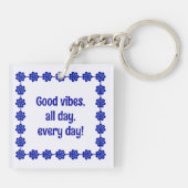 Gepersonaliseerd goede vibes, blauwe bloemen kwaad sleutelhanger (Achterkant)