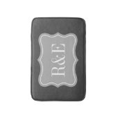 Gepersonaliseerd grijs en wit monogram badmat (Voorkant Verticaal)