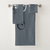 Gepersonaliseerd grijs wit elegant monogram bad handdoek (Insitu)