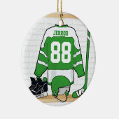 Gepersonaliseerd groen en wit ijs Hockey Jersey Keramisch Ornament (Rechts)