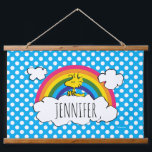 Gepersonaliseerd grondhout | Jouw namen toevoegen Hangend Wandkleed<br><div class="desc">Pas dit superschattige ontwerp aan met Woodstock die op een wolk voor een kleurrijke regenboog zit.</div>