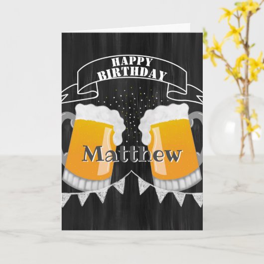Gepersonaliseerd Happy Birthday Chalkboard Beer Gl Kaart (Gele Bloem)
