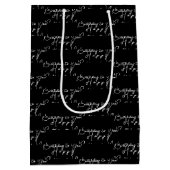 Gepersonaliseerd Happy Birthday zwart-wit Medium Cadeauzakje (Achterkant)