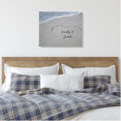 Gepersonaliseerd hart in zand verpakt Canvas Print (Insitu (Slaapkamer))